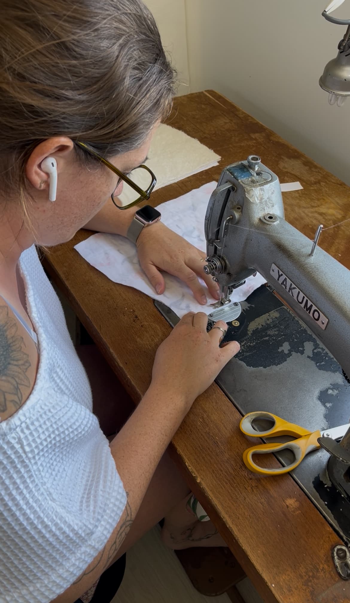 Anouk en train de coudre dans son atelier en Haute-Savoie