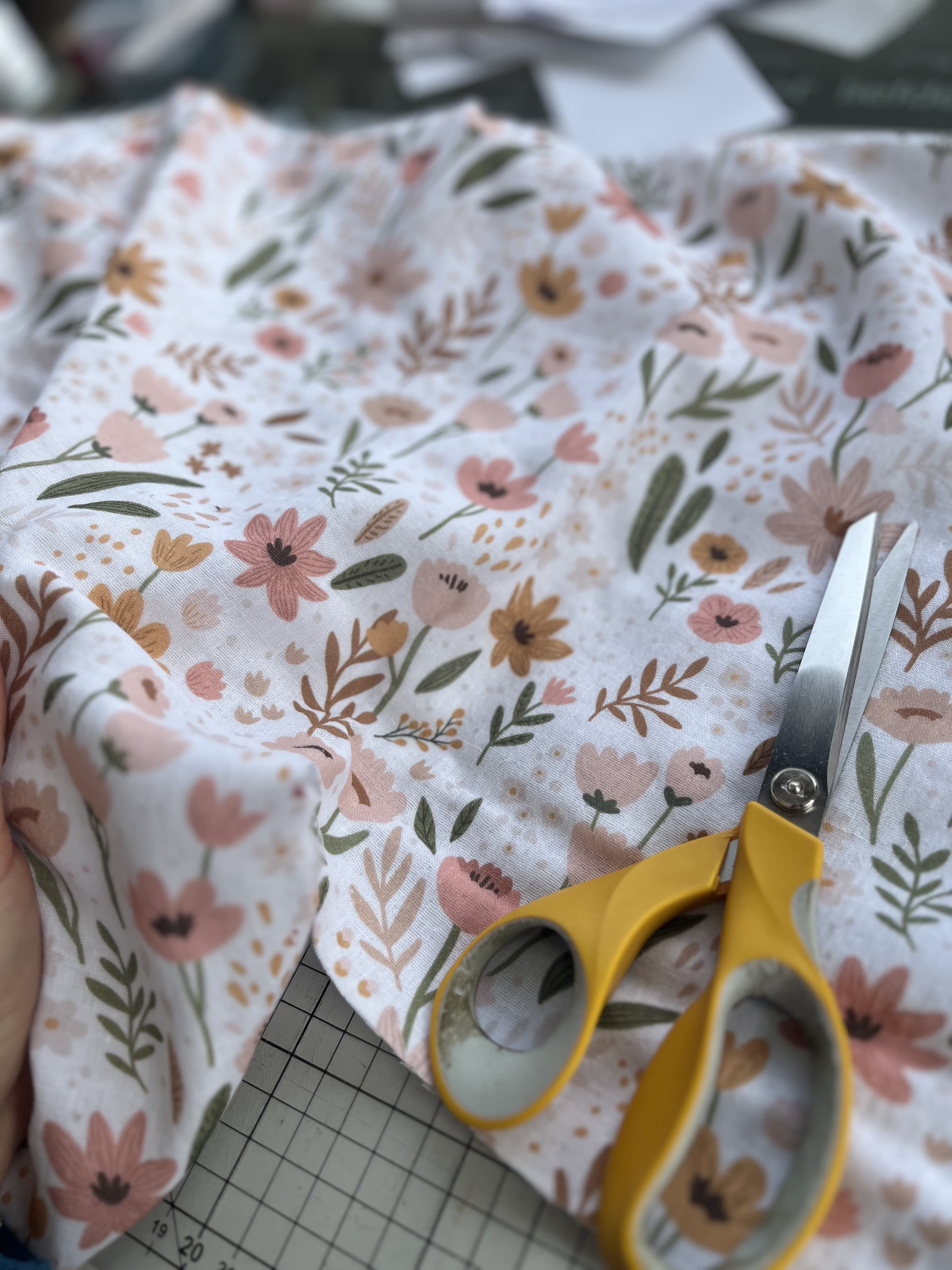 Sélection de tissus certifiés avec des ciseaux de couture